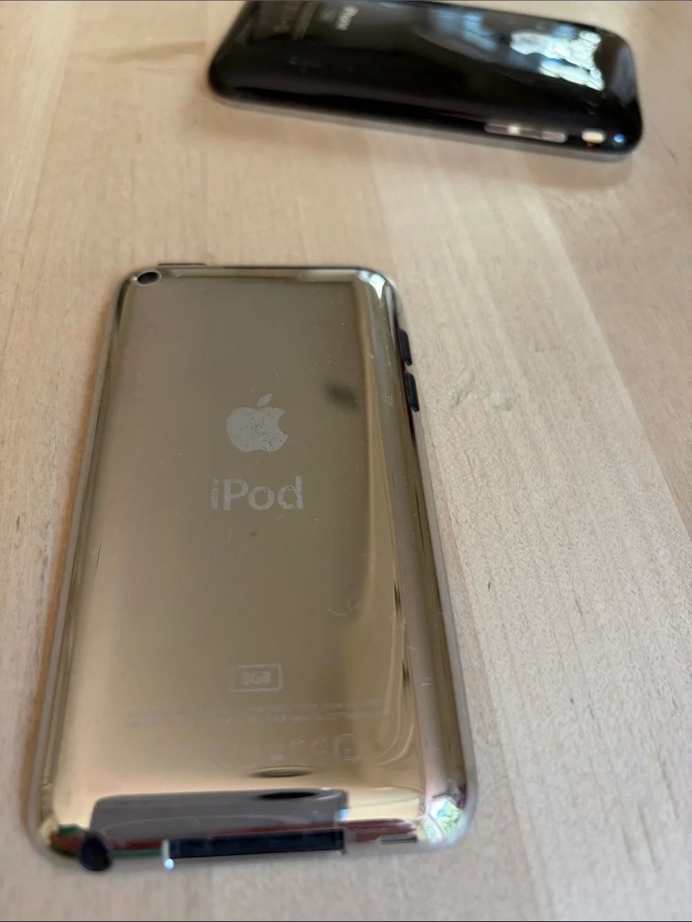 2 Apple iPhones 3G, 1 iPod 3G and 1 iPod shuffle - Black & Silver